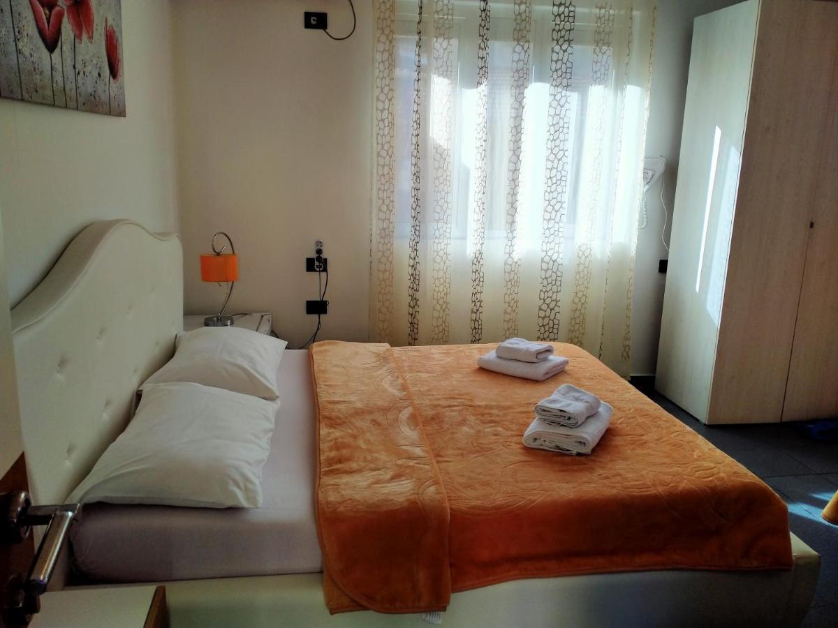 Orange Villa Hotel Tirana Camera foto